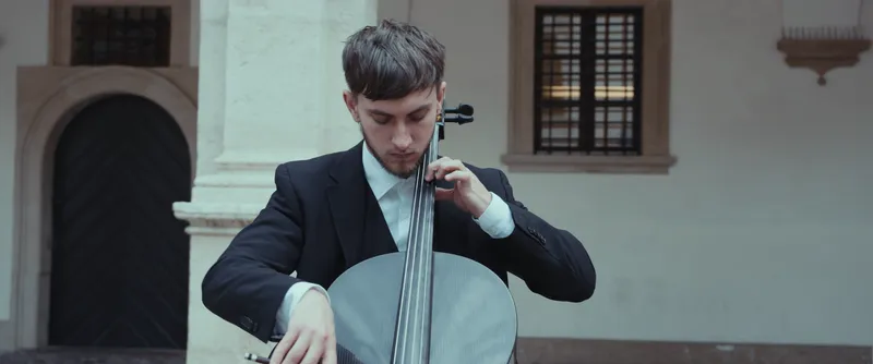 Vito konzentriert am Cello, Nahaufnahme