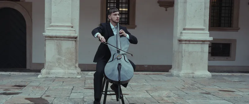 Vito mit Cello im Innenhof, Totale