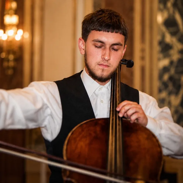 Vito beim Konzert in einem festlichen Saal mit Kronleuchter